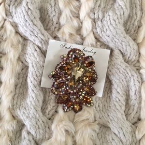 Brooch in colored stones